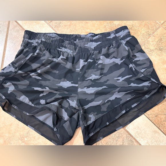 Athleta - Black Camo Shorts - Picture 1 of 7